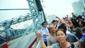 广州讨债者爬桥引发严重拥堵老汉将其推下桥